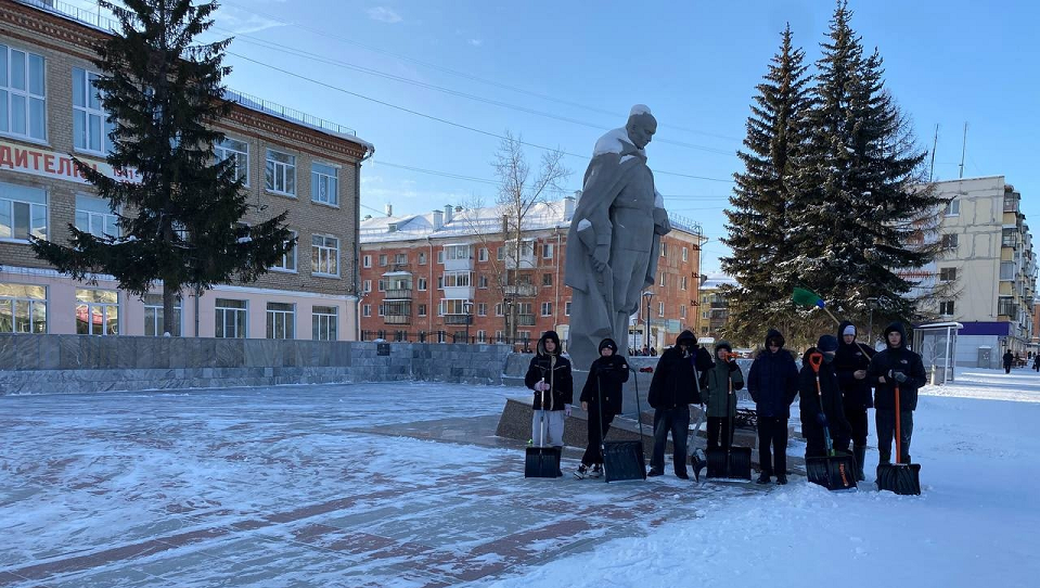 Активисты Движения первых убрали снег с памятника