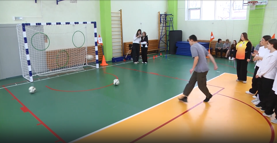 Шефы СТЗ передали школьникам три футбольных мяча