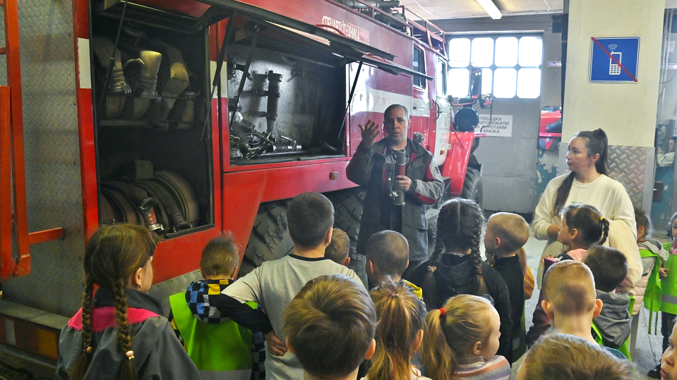 Полевские дошкольники познакомились с пожарными