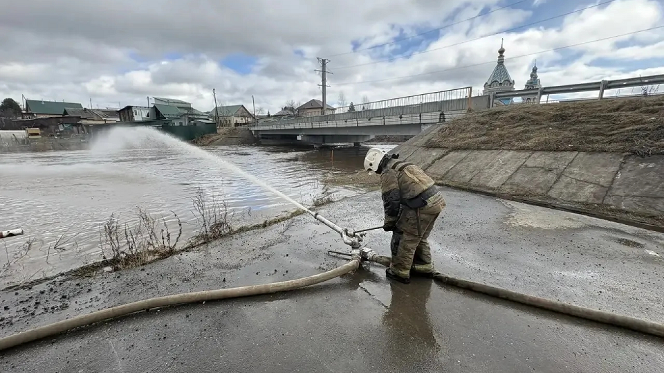 Дежурные караулы полевских пожарных отрабатывают упражнения в рамках боевой подготовки