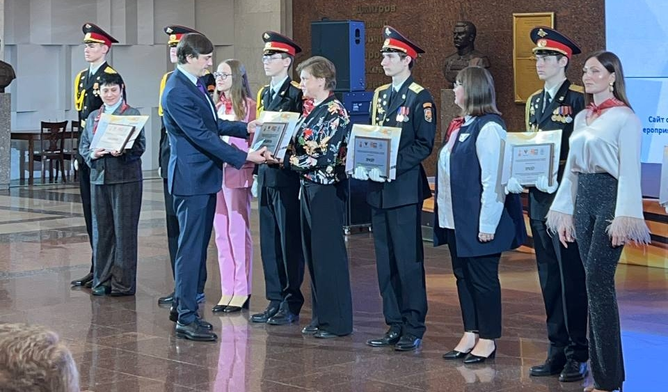 Полевским педагогам вручили приз всероссийского фестиваля. Награду вручал министр Антон Кравцов