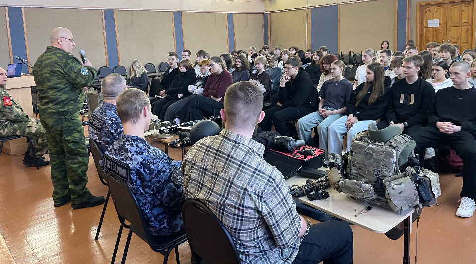 В Политехническом лицее «Эрудит» прошли «Уроки мужества» с ветеранами и участниками СВО