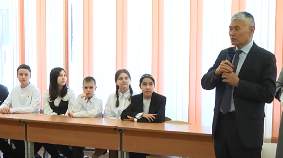 В лицее «Эрудит» состоялся тёплый диалог между школьниками и гостем из Киргизии