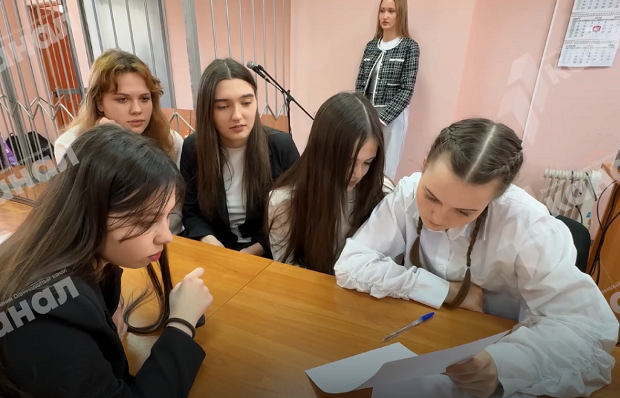 На живом примере. Школьники в полевском суде разыграли процесс на серийным мошенником