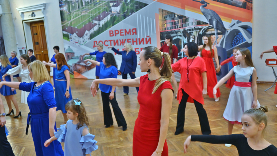 Заводчанки станцевали традиционный флешмоб в честь Дня матери