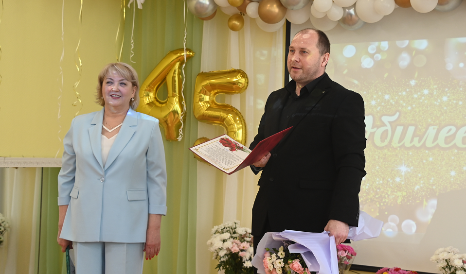 Торжественно отпраздновал юбилей детский сад №54