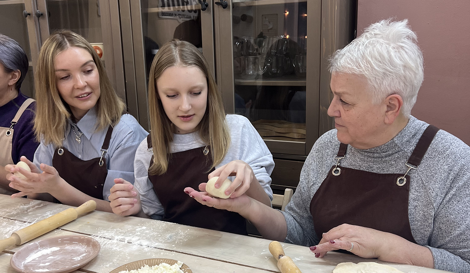 Электросталеплавильщицы СТЗ лепили хачапури в ожидании 8 марта!