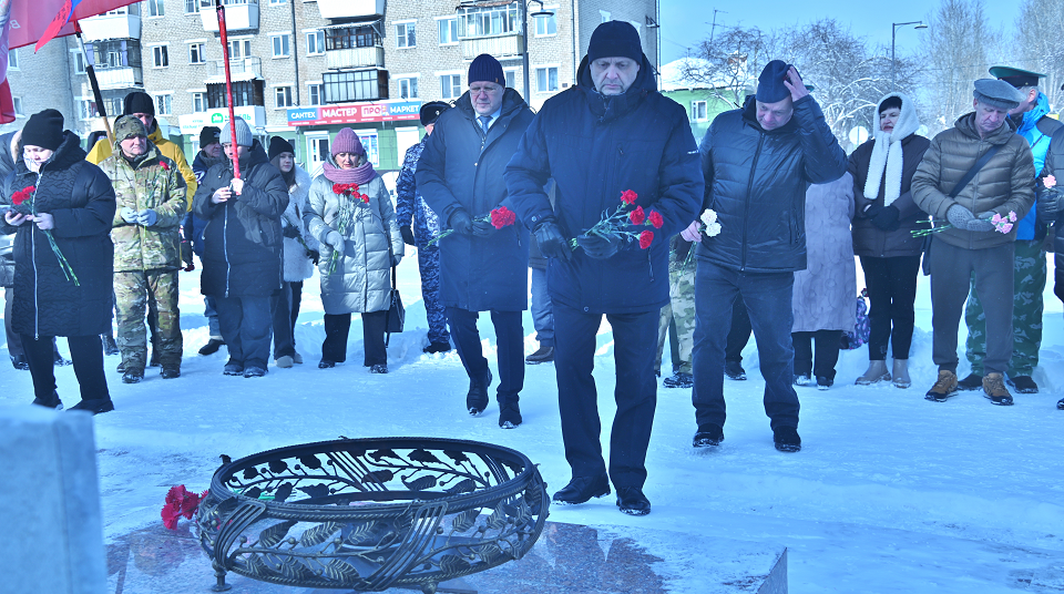 В память о погибших героях к полевским монументам возложили цветы