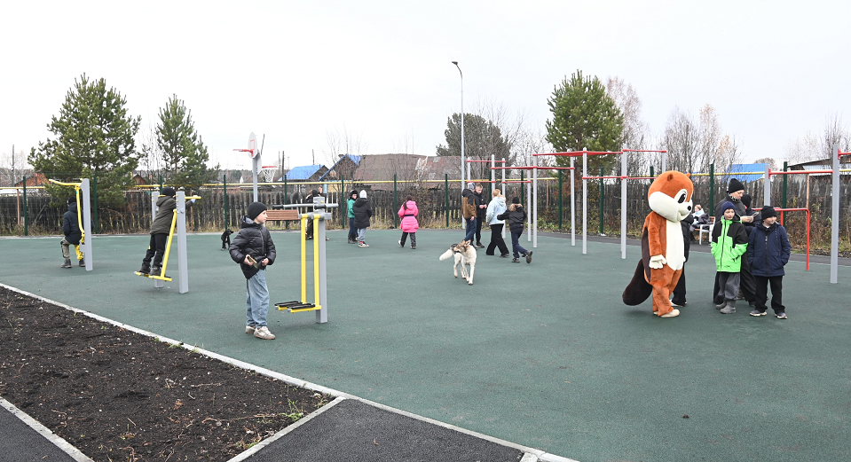 И даже паровозик. На Станционном-Полевском открыли новое общественное пространство