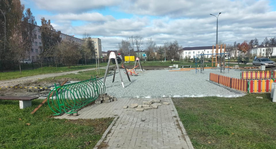 В полевском дендрарии ремонтируют детскую площадку