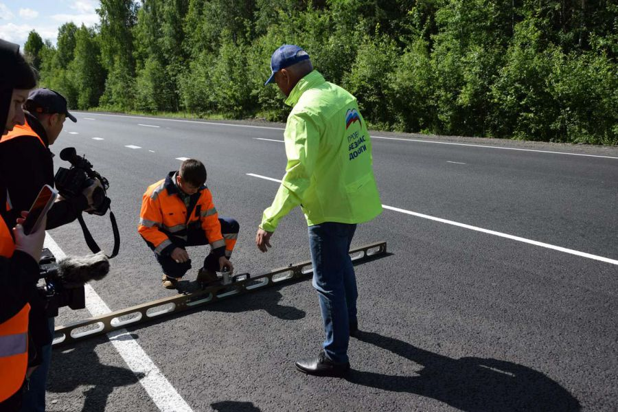 Партийная комиссия проверила качество ремонта дороги на Мраморское
