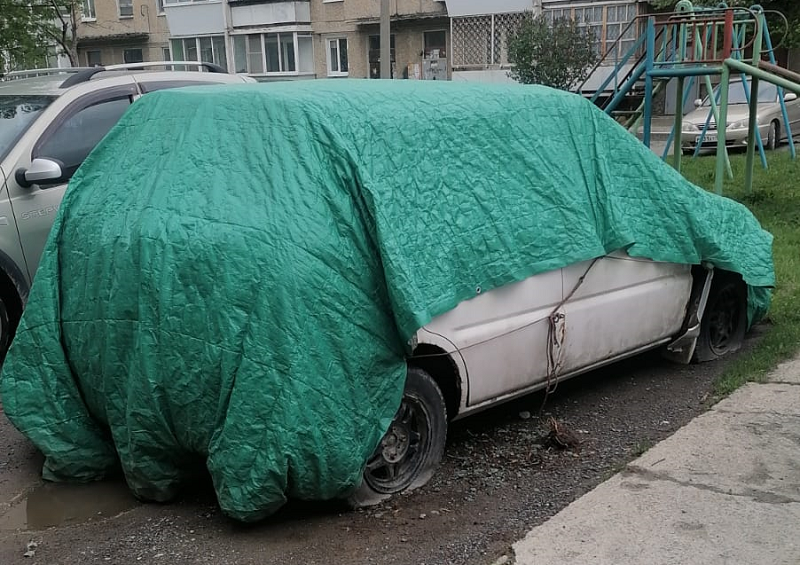 Остался только один. Комиссия убрала с полевских парковок автохлам
