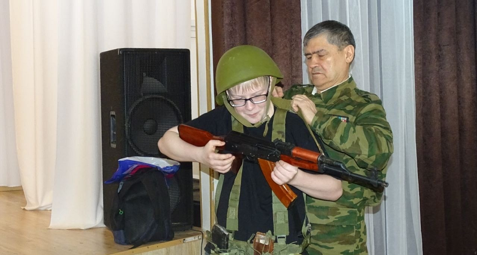 В полевскую школу принесли оружие. Ветераны провели "Урок мужества"