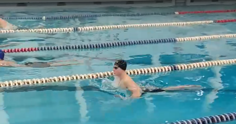 Полевские пловцы из ФСК СТЗ ярко выступили в Новоуральске. Есть новый рекорд округа!