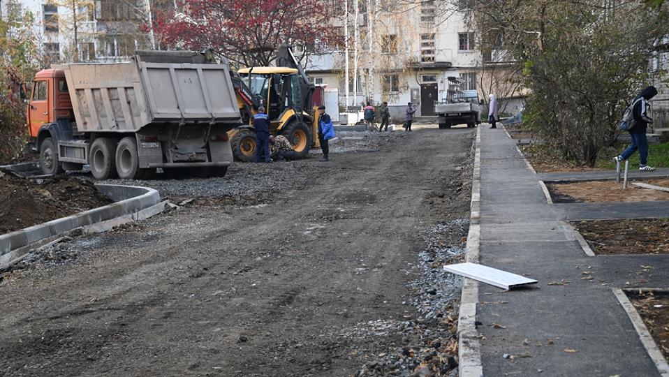 Дворы двух полевских домов начали асфальтировать. Въезд закрыт до послезавтра!