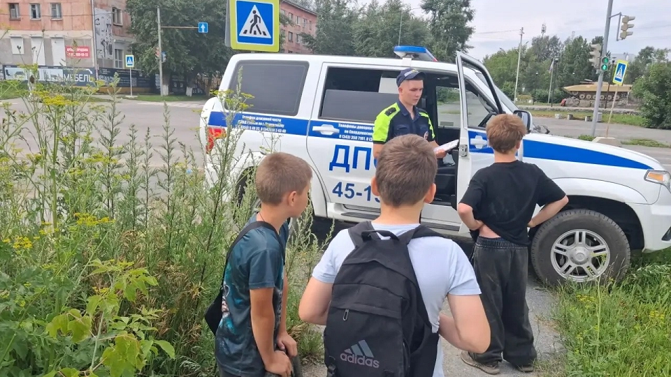 Полевские госавтоинспекторы работают с юными полевчанами прямо на улицах