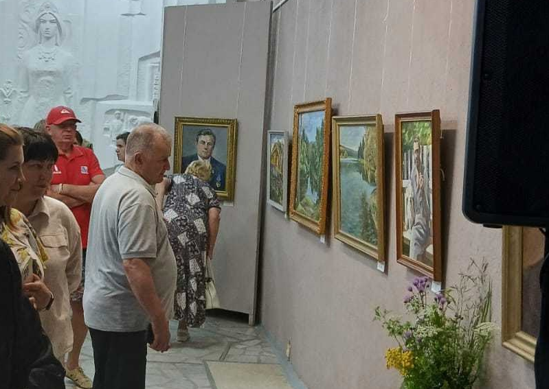 В КЭК "Бажовский" работает персональная выставка Виктора Сашникова