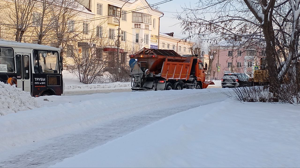 Есть такая работа - дороги прочищать. Полевские снегоуборщики работали все каникулы