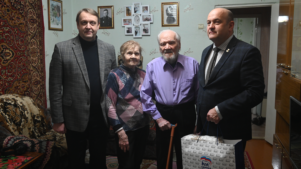 Константин Поспелов и Дмитрий Коробейников лично поздравили ветерана-долгожителя