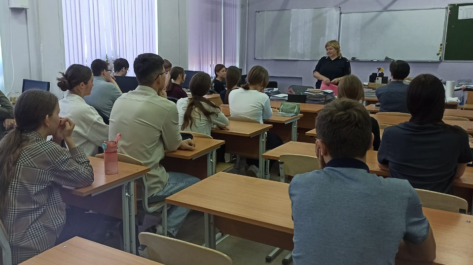 Полицейские проводят беседы с учениками школ города.