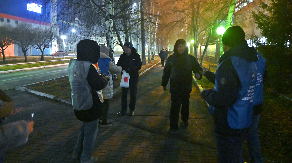 В День доброты на СТЗ приветствовали заводчан, идущих на смену