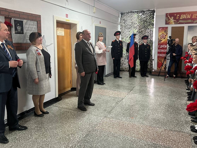 В полевской школе открылся музейный парк "Будем помнить"