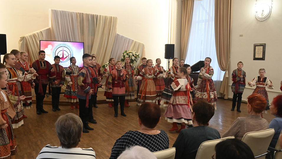 Профсоюз СТЗ порадовал ветеранов концертом в честь своего столетия