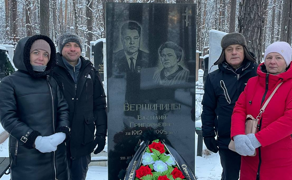 Заводчане почтили память легендарного директора в День героев Отечества