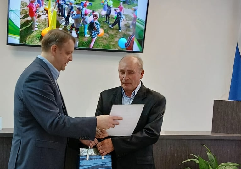 Благодарны дети - благодарен и город! Спасибо за труд, Валерий Николаевич!