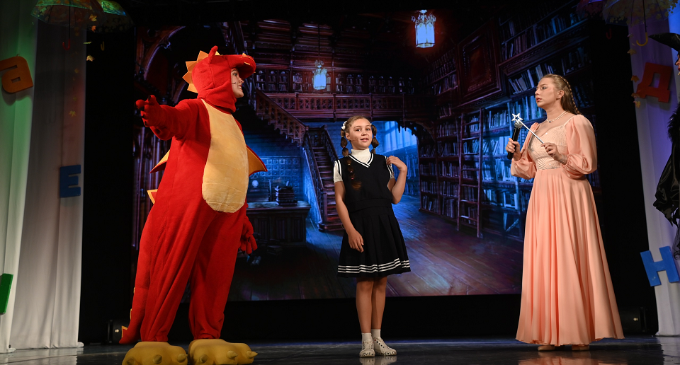 В ДК СТЗ прошел бал заводских первоклассников