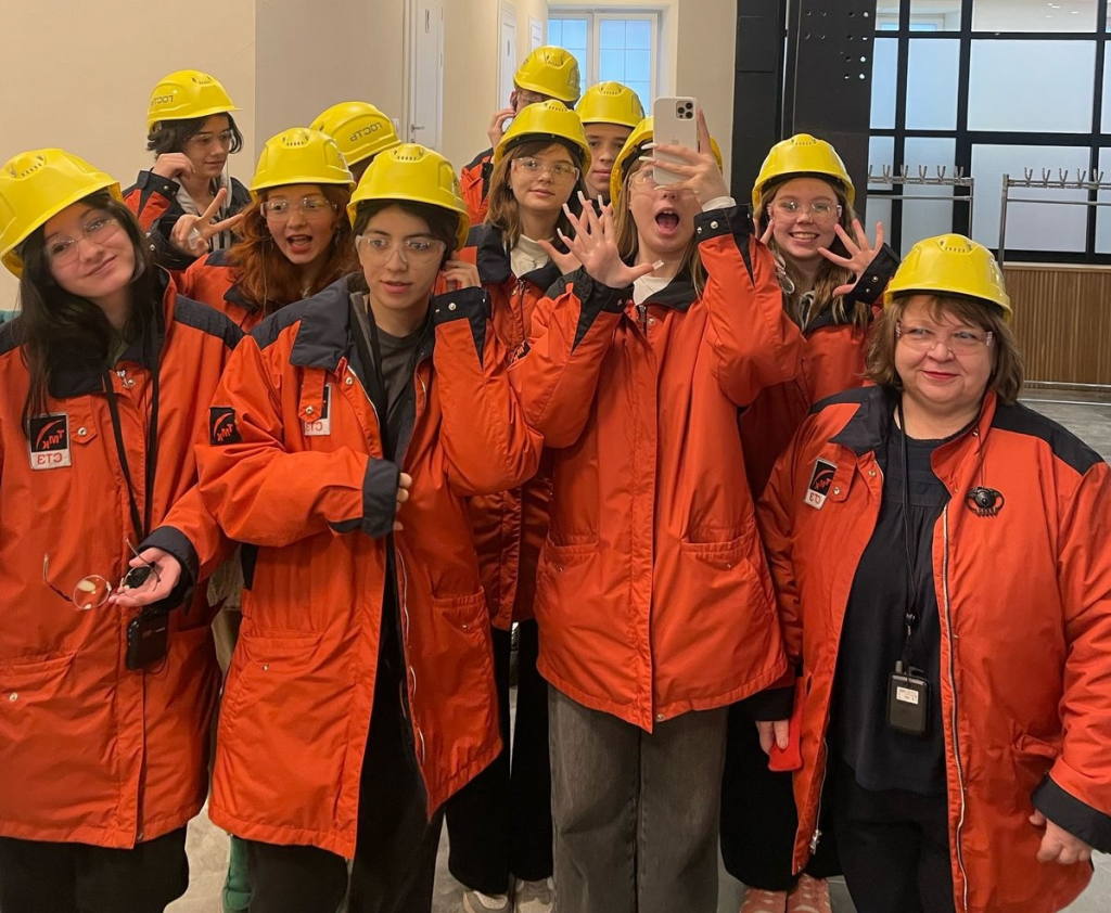 Старшеклассники школы № 14 посетили Северский трубный завод. Для многихучеников эта поездка стала настоящим открытием. В электросталеплавильномцехе ребятам показали настоящую магию – плавку стали и работу машинынепрерывного литья заготовок. Это было зрелище невероятной мощи.В трубопрокатном цехе № 1 специалисты завода подробно рассказали, какиз металлической заготовки рождается идеальная труба. Ребята активно задаваливопросы, а сотрудники завода с удовольствием делились своим опытом и знаниями.Двое ребят признались, что теперь серьёзно задумываются о карьере в сфереметаллургии/ фото предоставлено школой № 14 Старшеклассники школы № 14 посетили Северский трубный завод. Для многихучеников эта поездка стала настоящим открытием. В электросталеплавильномцехе ребятам показали настоящую магию – плавку стали и работу машинынепрерывного литья заготовок. Это было зрелище невероятной мощи.В трубопрокатном цехе № 1 специалисты завода подробно рассказали, какиз металлической заготовки рождается идеальная труба. Ребята активно задаваливопросы, а сотрудники завода с удовольствием делились своим опытом и знаниями.Двое ребят признались, что теперь серьёзно задумываются о карьере в сфереметаллургии/ фото предоставлено школой № 14