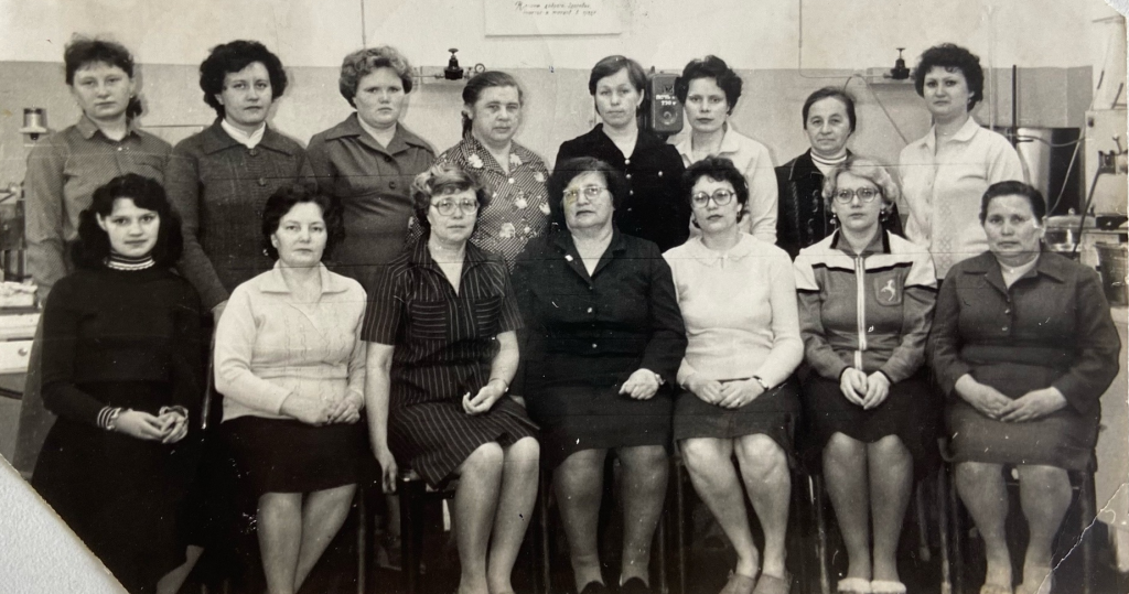 Коллектив экспресс-лаборатории, 1982 год. Слева направо: верхний ряд – Надежда Лукинична Хмелёва, Ираида Николаевна Слушная, Тамара Алексеевна Копылова, Маргарита Сергеевна Трапезникова, Ольга Ивановна Кузнецова, Нина Георгиевна Петелина; нижний ряд – Тамара Афанасьевна Рябченко, Светлана Алексеевна Сиялова, Фаина Ивановна Попова, Ирина Юргисовна Потеряева, Зинаида Аркадьевна Шахмина/ все фото из архива экспресс-лаборатории изображение_2026-06-09_161313178.png